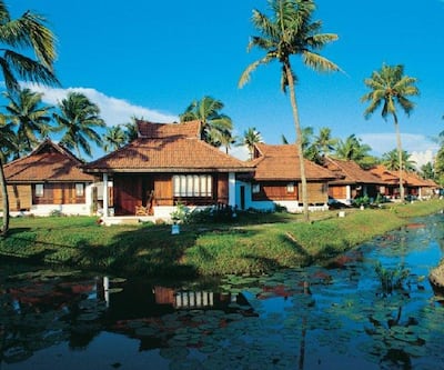 https://imgcld.yatra.com/ytimages/image/upload/t_hotel_yatra_city_desktop/v1431949204/Domestic Hotels/Hotels_Kumarakom/Kumarakom Lake Resort/Heritage-Villas.jpg